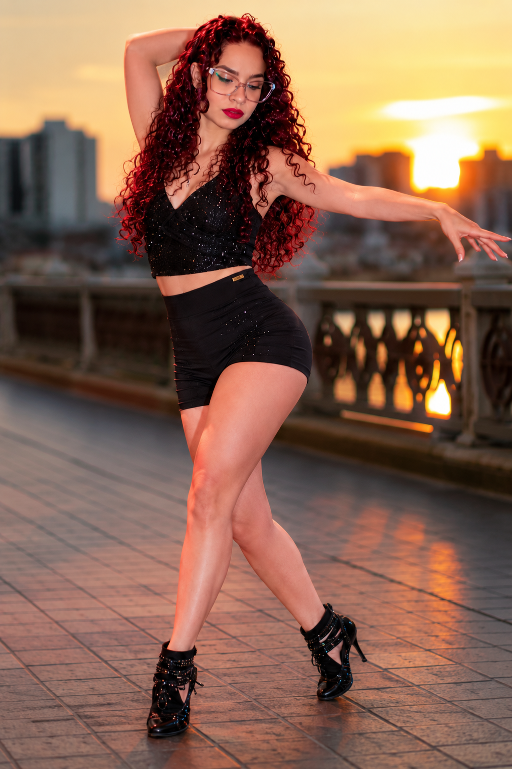 Rayanne dançando ao pôr do sol